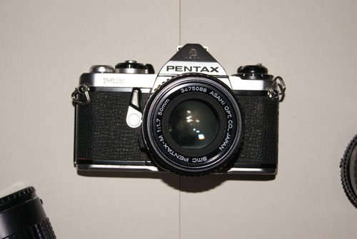 Kamera pentax mit objektiv - me,